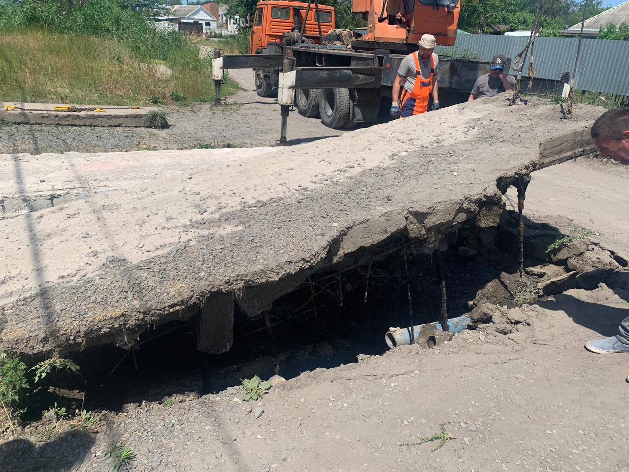 В Батайске продолжаются мероприятия по ликвидации незаконных выпусков в  водоотводной канал | 10.06.2024 | Батайск - БезФормата